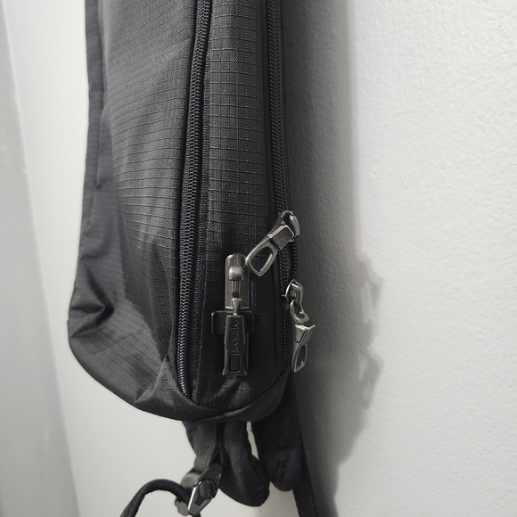 Pacsafe vibe sling bag  backpack black - Picture 4 of 10